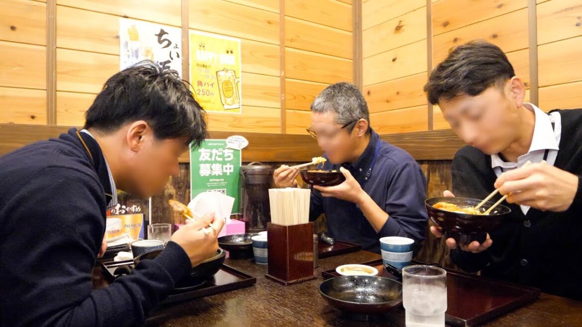 広島）カツ丼爆食いサラリーマン達が殺到する高速注文さばきうどん屋丨Udon Restaurant's Ultimate Egg Rice Bowl