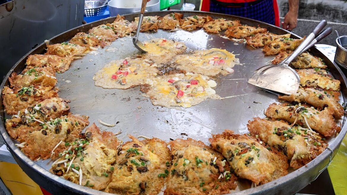 Lots of Customers!! $1 Crispy Seafood Omelette - Thai Street Food