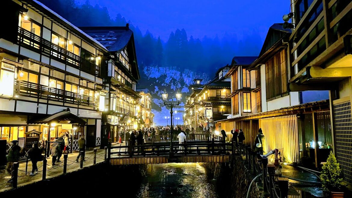 Traveling Nostalgic Winter Village in Japan / Ginzan Onsen