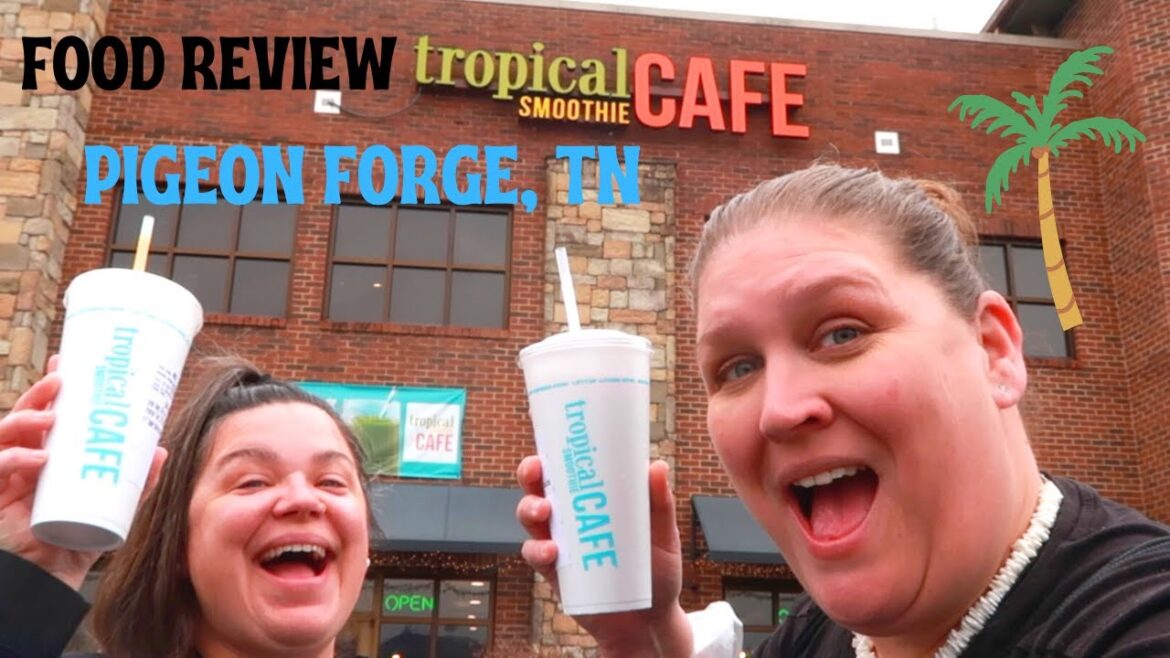 TRYING OUT LUNCH AT TROPICAL SMOOTHIE CAFE IN PIGEON FORGE, TN | FOOD & SMOOTHIE REVIEW