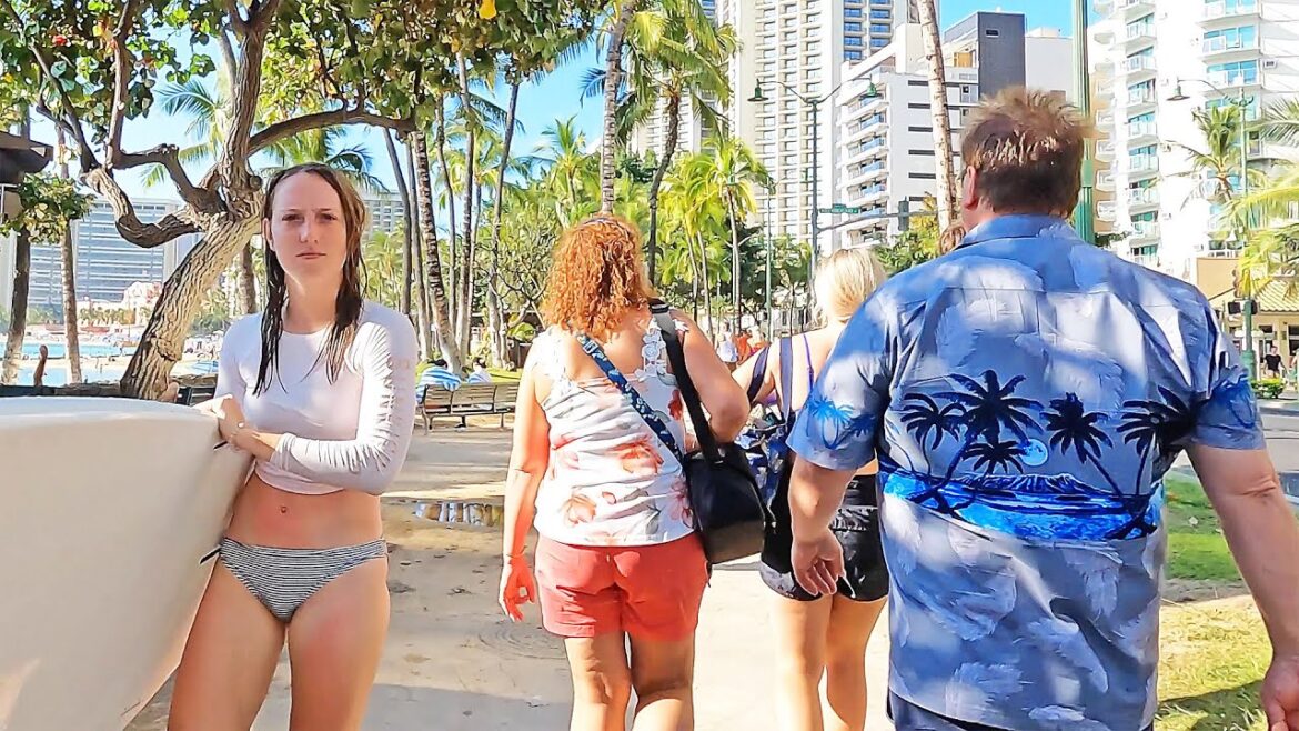 WALKING WAIKIKI | Tourists & Travelers on the Go in HAWAII