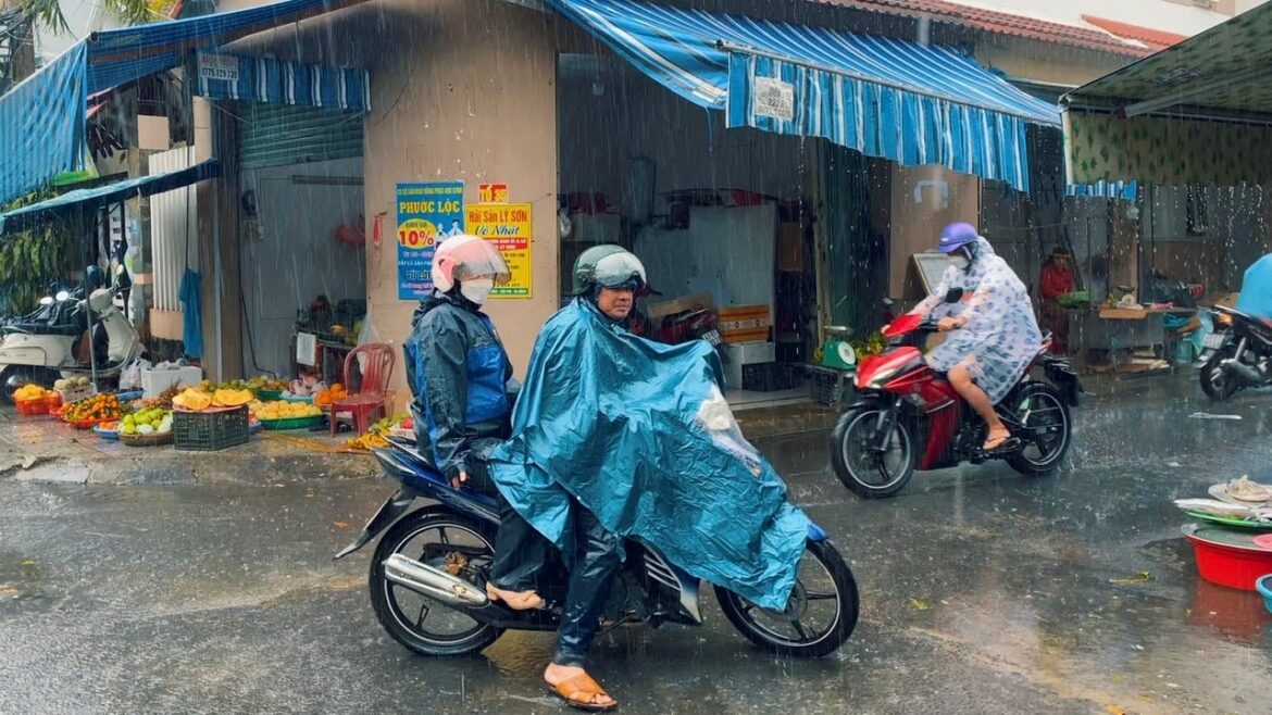 【🇻🇳 4K】Heavy Rain Walk in Vietnamese Da Nang Neighborhood