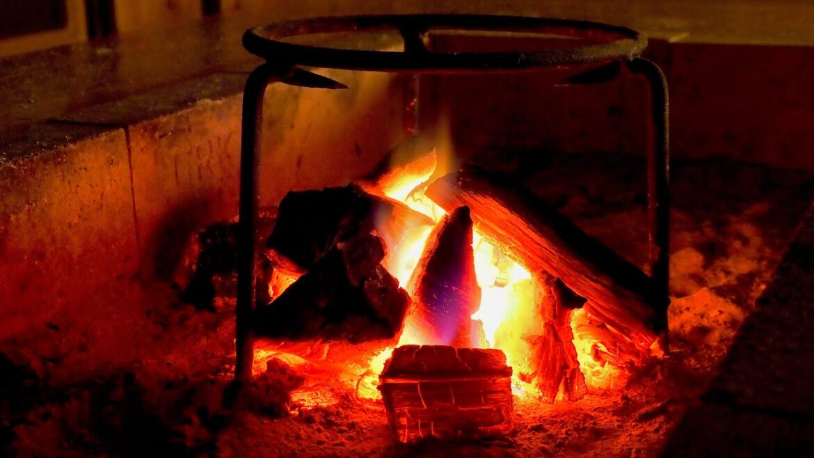 【4k映像】優しい囲炉裏の音に癒される3時間