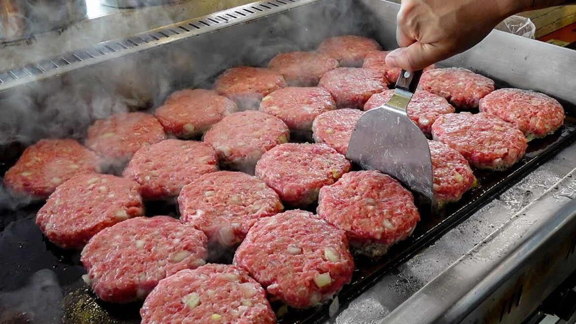 Sells 200 out per day! Giant Burger & Humburger Steak  / 巨大手打牛肉堡, 漢堡排 – Taiwan street food Sells 200 out per day! Giant Burger & Humburger Steak  / 巨大手打牛肉堡, 漢堡排 - Taiwan street food