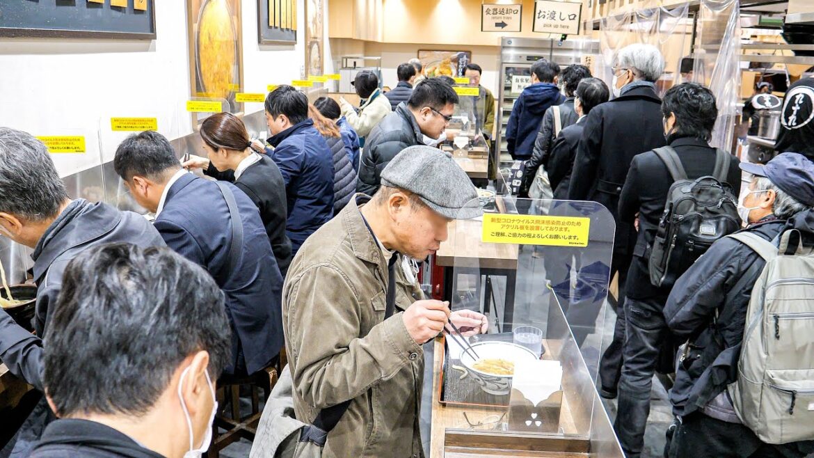 京都）凄まじい人気を誇る京都駅地下の行列立ち食いうどん屋の一日に密着丨Standing udon and Tempura : Japanese Restaurant