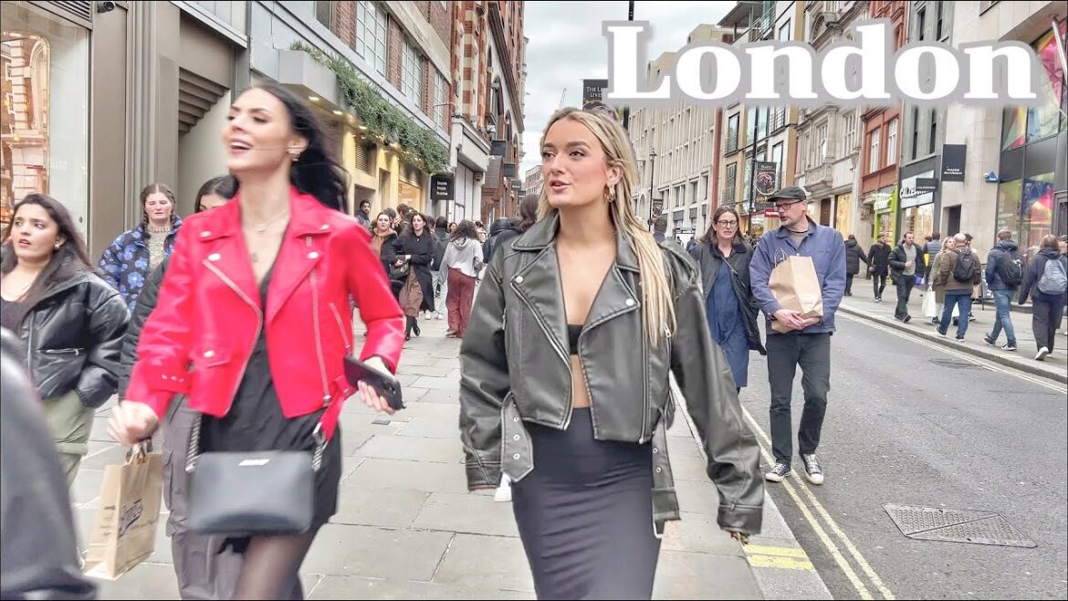 London City Tour, London Streets Walk, Covent Garden to Strand. Featuring a Street Performer. 4K HDR