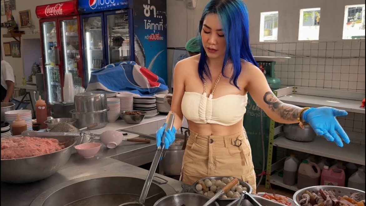 AMAZING food & Gorgeous Girl Owner - Thai street food