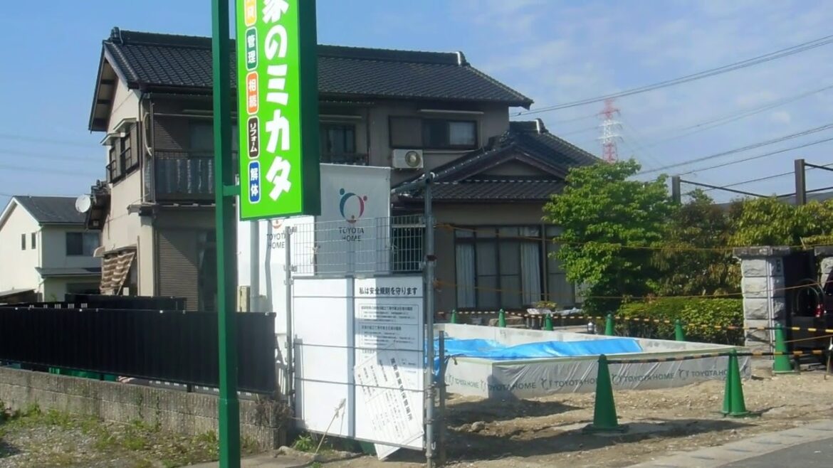 House in the Front Yard in Japan!