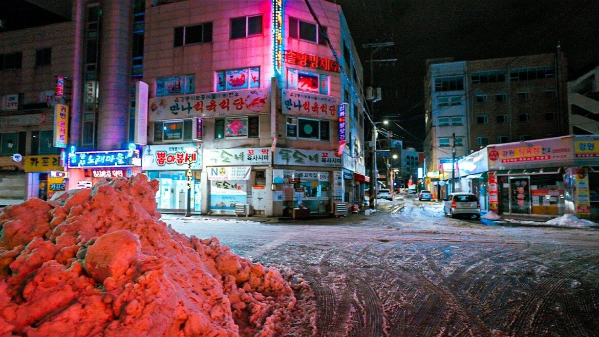 Midnight Walk on Snowy Quiet Place | Snowfall Ambience Sounds 4K HDR Midnight Walk on Snowy Quiet Place | Snowfall Ambience Sounds 4K HDR