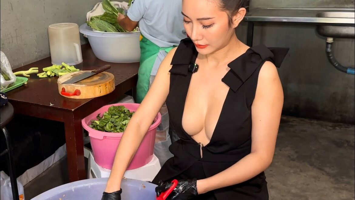 Do You Like BIG PORTION? The Most Popular Chicken Noodle Lady In Bangkok – Thai Street Food Do You Like BIG PORTION? The Most Popular Chicken Noodle Lady In Bangkok - Thai Street Food