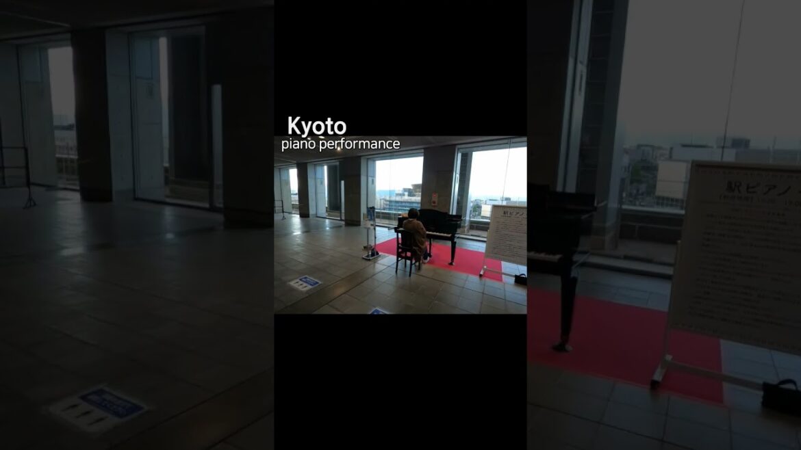 京都駅で一人でピアノ演奏してる女性 #ピアノ