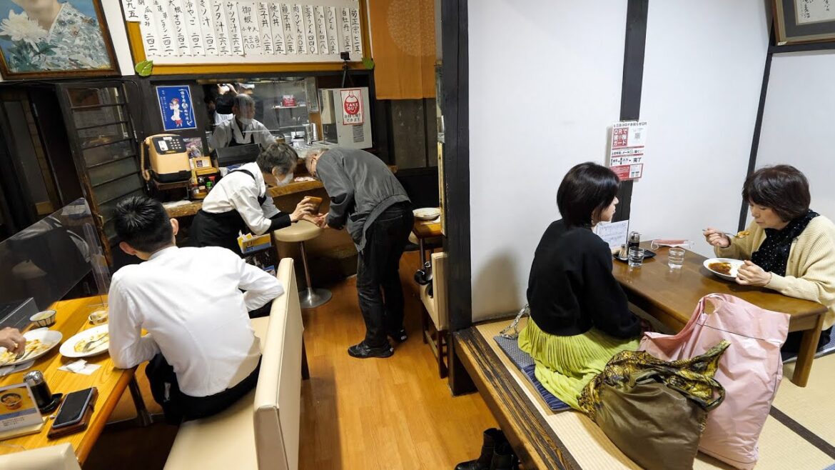 これがかつ丼？！おじいちゃんおばあちゃんと孫が営む激シブ洋食店の特製カツ丼と海軍カレー丨Japanese Good Old Diner