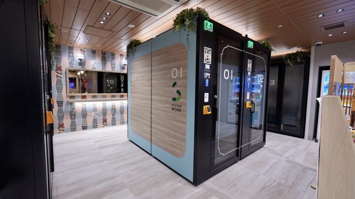 日本の駅構内にある謎のカプセルスペース＆ファンタスティックなロボットカフェに行ってきた。