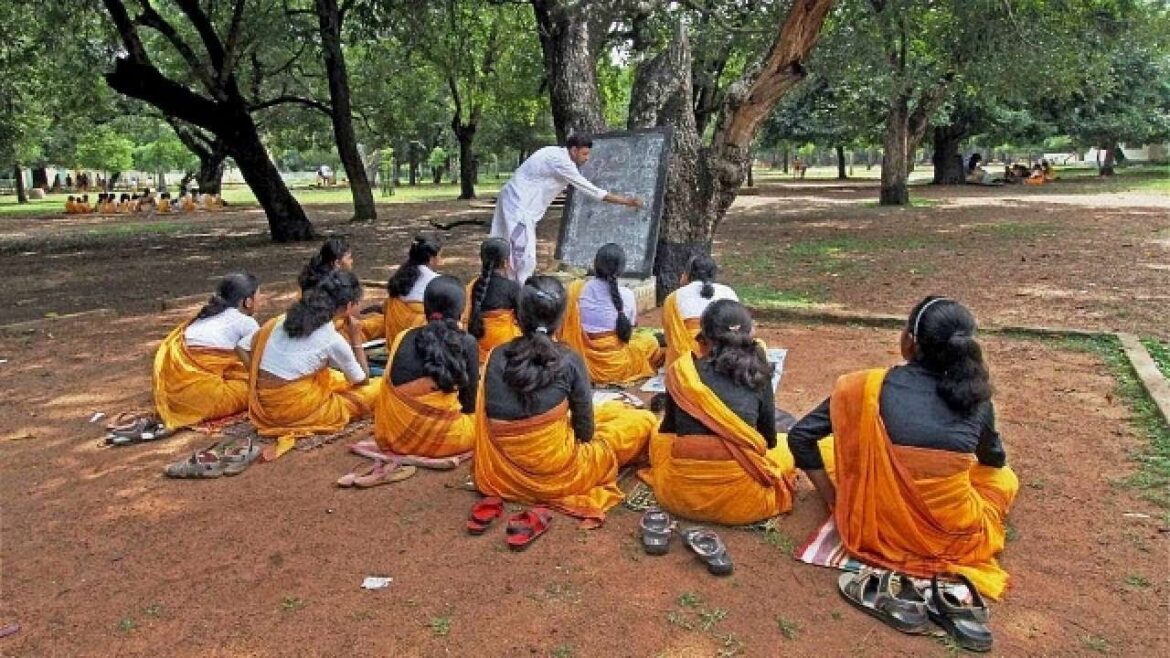 Shantiniketan University | Vishva Bharati University | अभी भी आश्रम के जैसे पढ़ाई होती है यहाँ