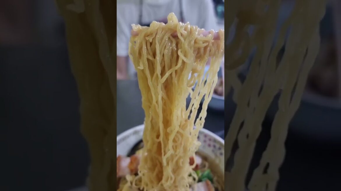 บะหมี่เกี๊ยวหมูแดง หมูกรอบจะเยี่ยวยาทุกสิ่ง #พากิน #ของอร่อย #streetfood