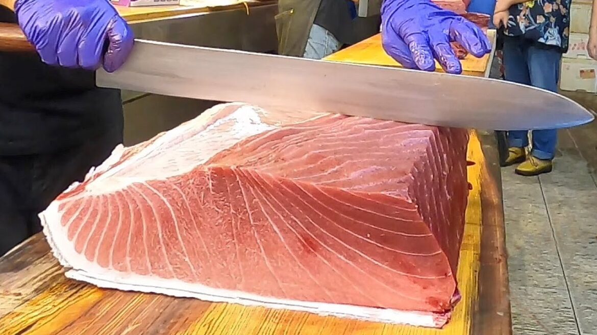 Luxurious sashimi! Giant bluefin tuna cutting show / 巨大黑鮪魚切割秀,鮪魚金三角 - Taiwanese Food
