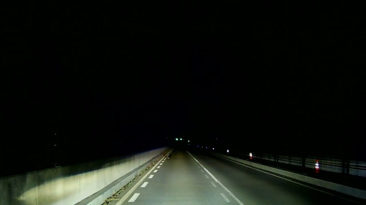 Every time I pass here, a raccoon leads the way.  JAPAN  たぬきの道案内 車載動画