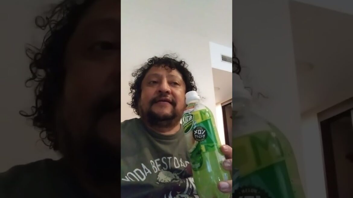 Tomando soda de melon en Osaka Japon