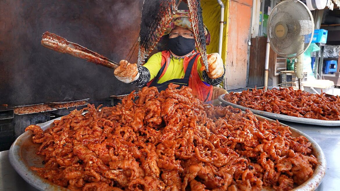 9개짜리 화덕에서 하루종일 앉아 굽는 닭발? 하루 수백명씩 사가는 명물 닭발, 껍데기, 족발 등 야식 영상 몰아보기 / Korean street food