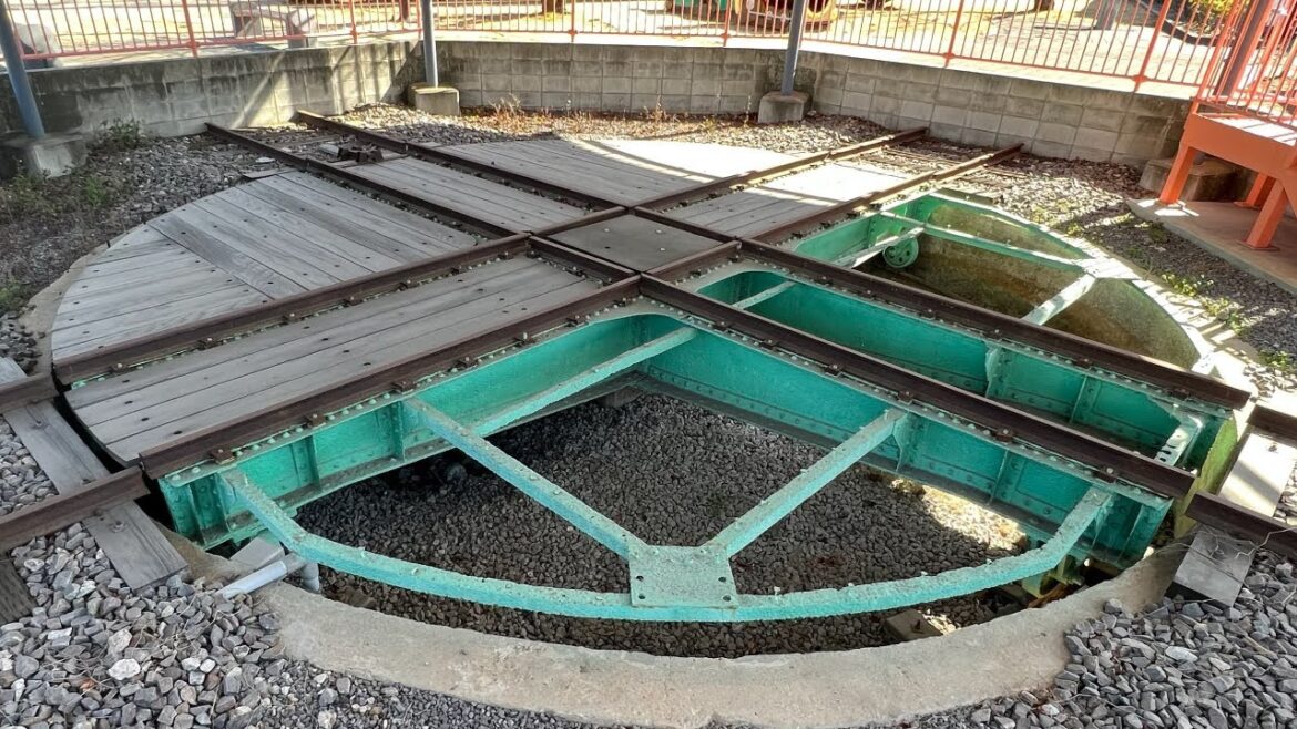 【直角2線式転車台】ダイヤモンドクロッシングの転車台は国の登録有形文化財にもなっている|旧武豊港駅 【直角2線式転車台】ダイヤモンドクロッシングの転車台は国の登録有形文化財にもなっている|旧武豊港駅