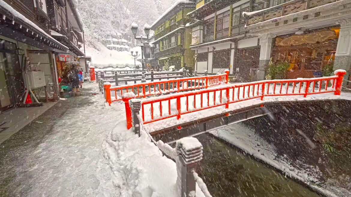 Japan in Snow - Ginzan-onsen during the day・4K HDR