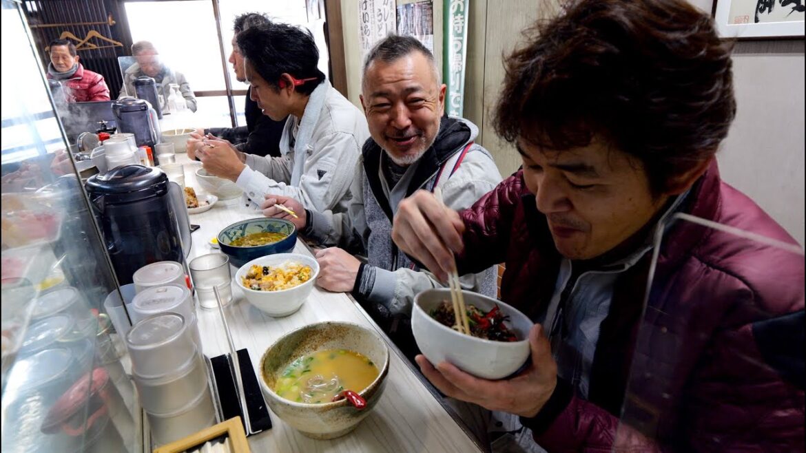 かけ１杯２７０円。働く男たちを支える朝５時開店激シブ駅前そば屋丨Japanese Fast Food