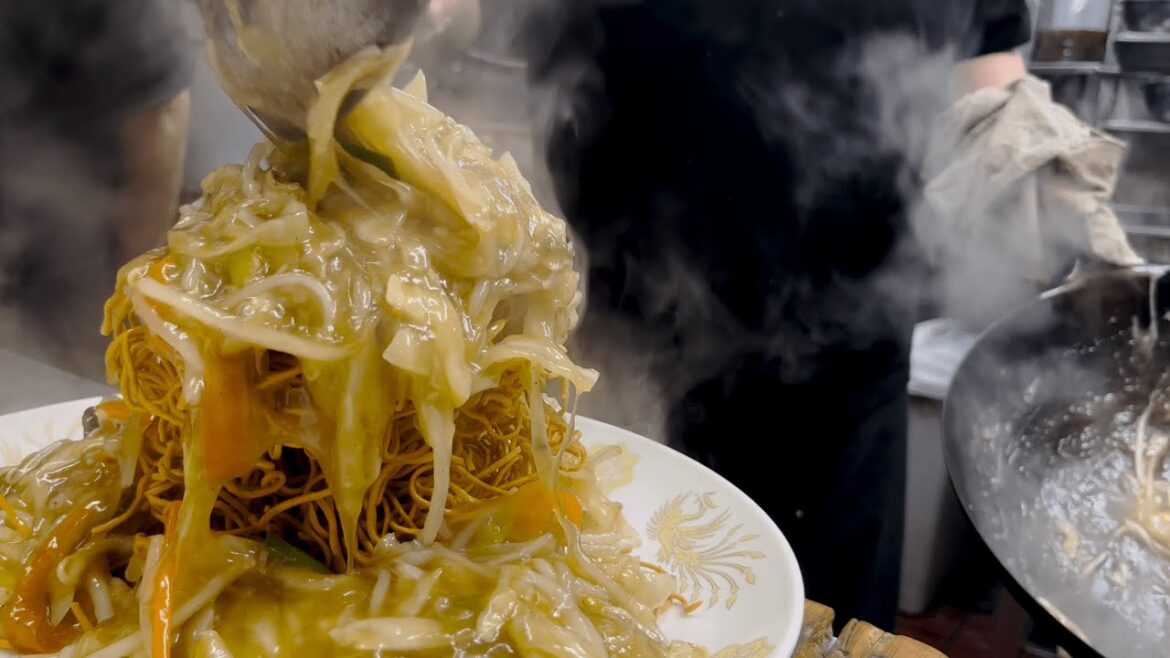 圧巻の爆盛り巨大タワーかた焼きそば!鉄人女将が鍋を振るデカ盛り町中華に密着 餃子 太陸|Japanese Street Food – Hong Kong style crispy chow mein 圧巻の爆盛り巨大タワーかた焼きそば!鉄人女将が鍋を振るデカ盛り町中華に密着 餃子 太陸|Japanese Street Food - Hong Kong style crispy chow mein