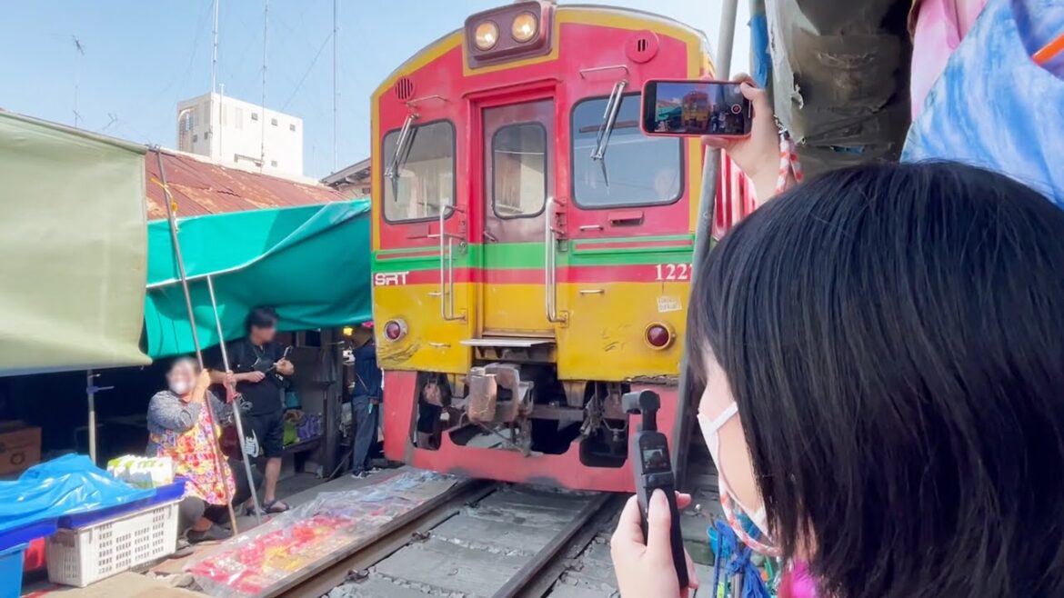 市場の中を列車がギリギリに通る🇹🇭メークローン市場線を乗ってきた 市場の中を列車がギリギリに通る🇹🇭メークローン市場線を乗ってきた