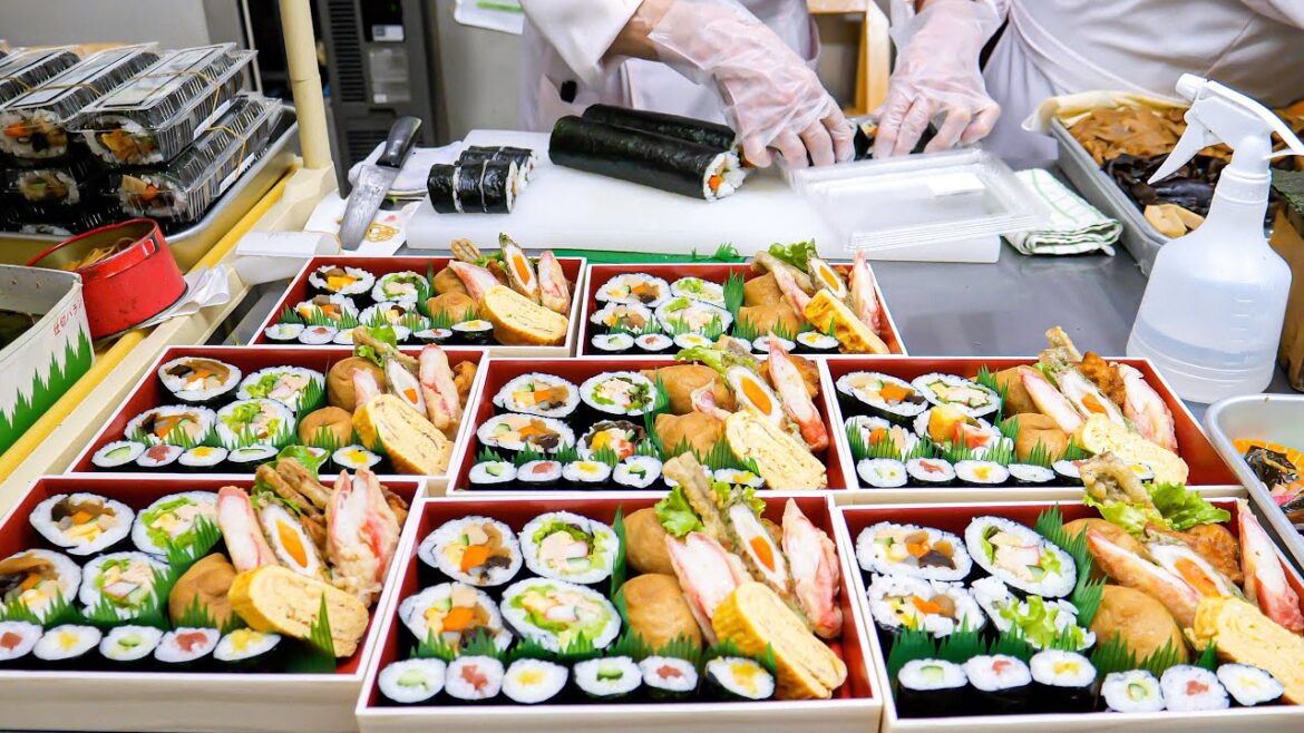 兵庫）怒涛の弁当ラッシュ！お母さん達の手作り料理が炸裂する駅併設そば屋のボリューム満点こだわり巻き寿司弁当丨Japanese Street Food