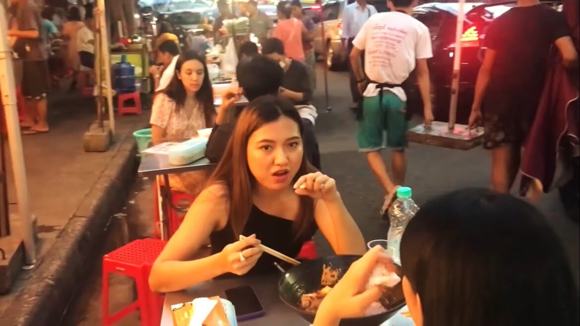 🇲🇲 Myanmar Street Food Tour in Chinatown of Yangon