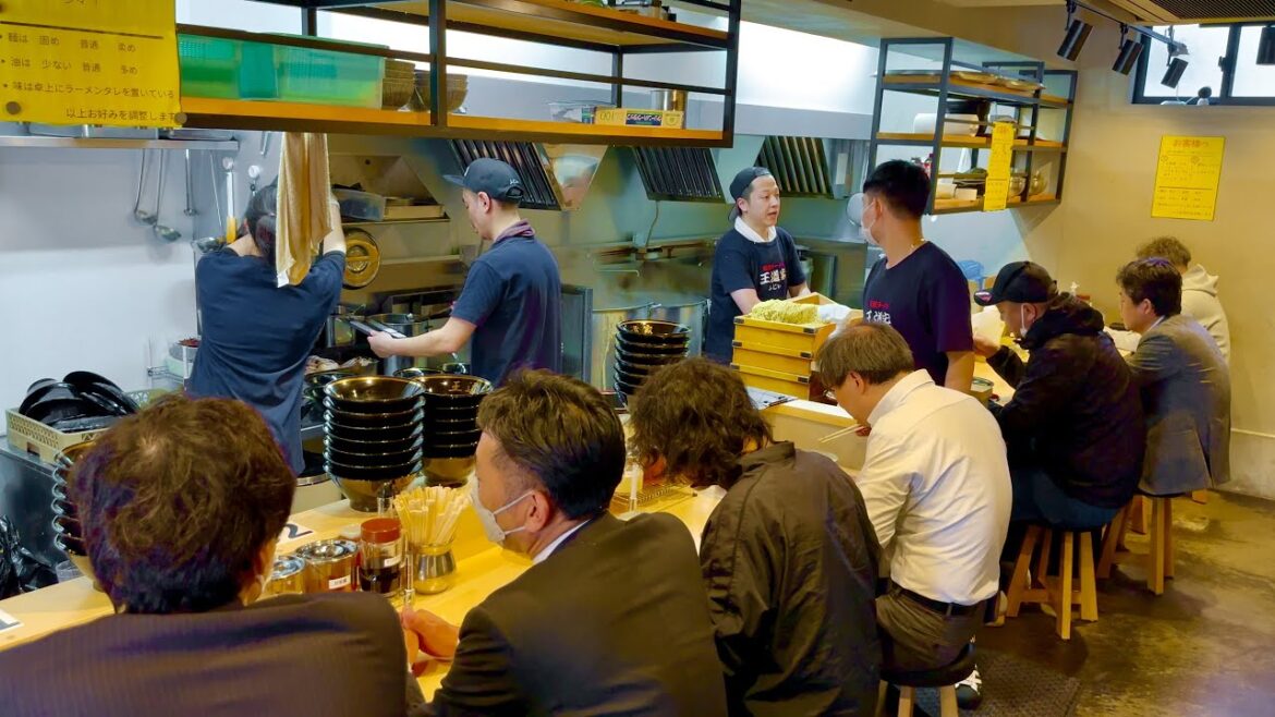 王道家がついに福岡オープン!博多でも大反響の家系ラーメンの仕込みに潜入|Amazing Japanese restaurant|福岡グルメ 家系ラーメン 王道家 王道家がついに福岡オープン!博多でも大反響の家系ラーメンの仕込みに潜入|Amazing Japanese restaurant|福岡グルメ 家系ラーメン 王道家