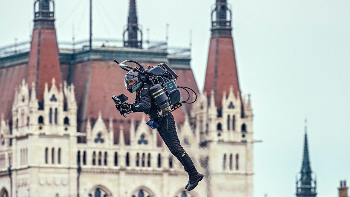 Jet Pack Man flew over Danube River at Red Bull Air Race 2018 Budapest – 244 Jet Pack Man flew over Danube River at Red Bull Air Race 2018 Budapest - 244