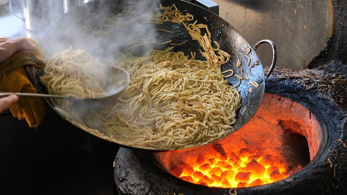Taiwanese Street Food - Eel Noodles 炒鱔魚麵, 麻油腰子