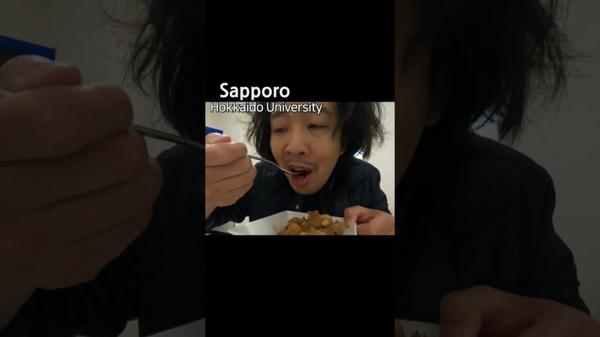 北海道大学の学生食堂で美味しく食べる韓国人男性のモッパン