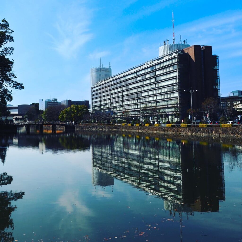 Imperial Palace Moat with bridge to the Hirakawa Gate