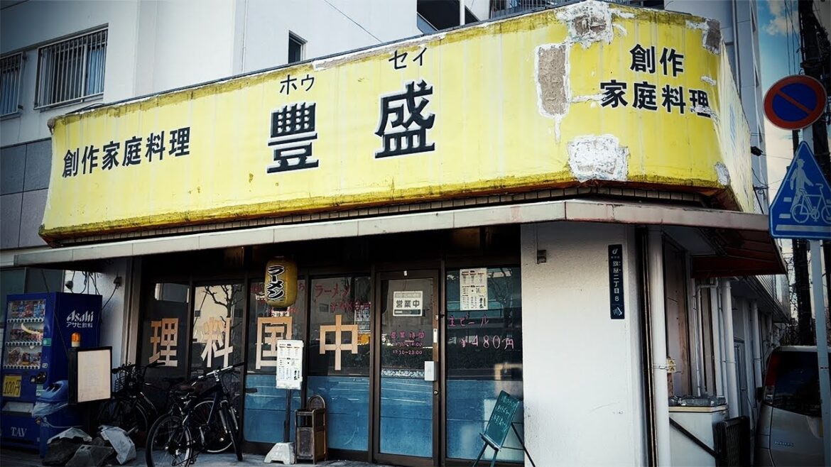 大瓶500円！餃子280円！超大盛ランチ！おじさんは真っ昼間から中華で呑む。【豊盛・名古屋市熱田区】 Drinking and Eating at restaurant. ,Nagoya Japan.