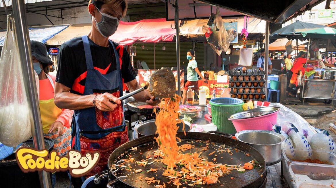 Amazing Performance! Thai Street Foods / Fruits, Seafood, Desserts - Thai street food