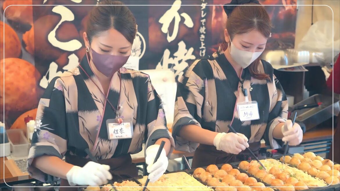 [3000 per day]  Takoyaki stand of beautiful twin sisters.  Japanese street food 四季桜 たこやき 双子姉妹 美人