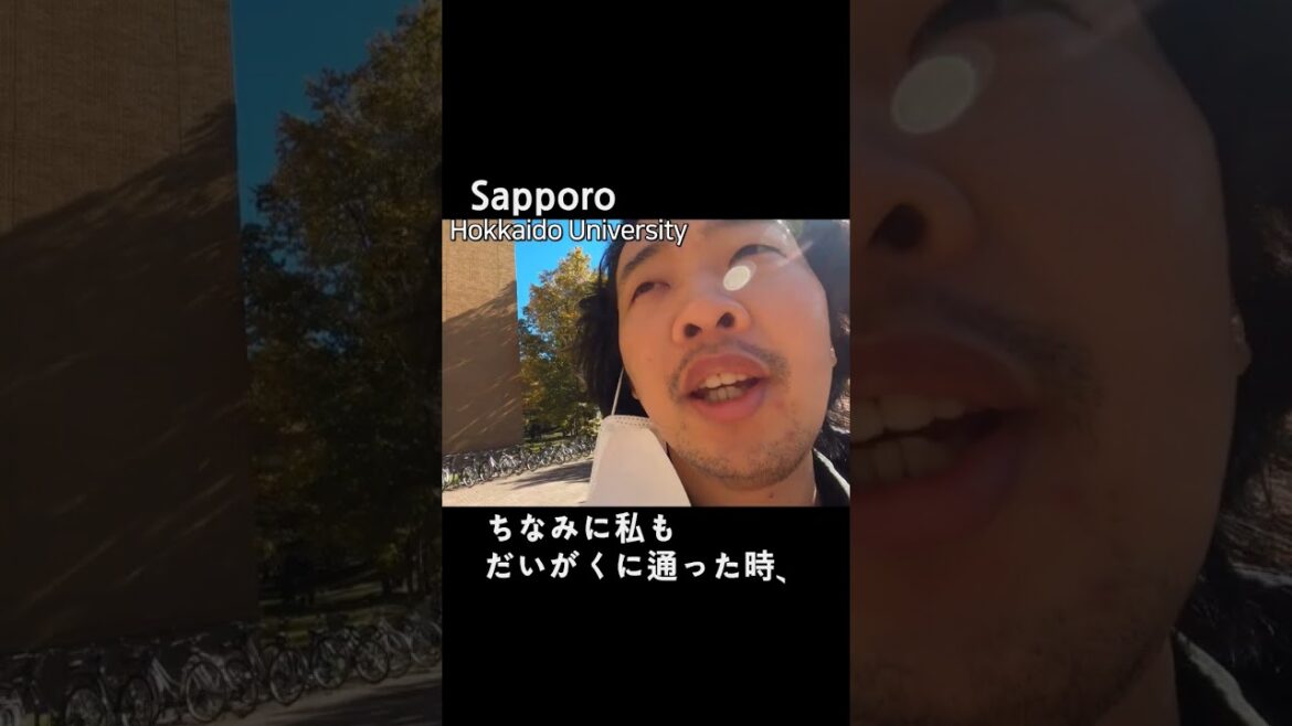 北海道大学ロースクールの前で大学生活の思い出にふける