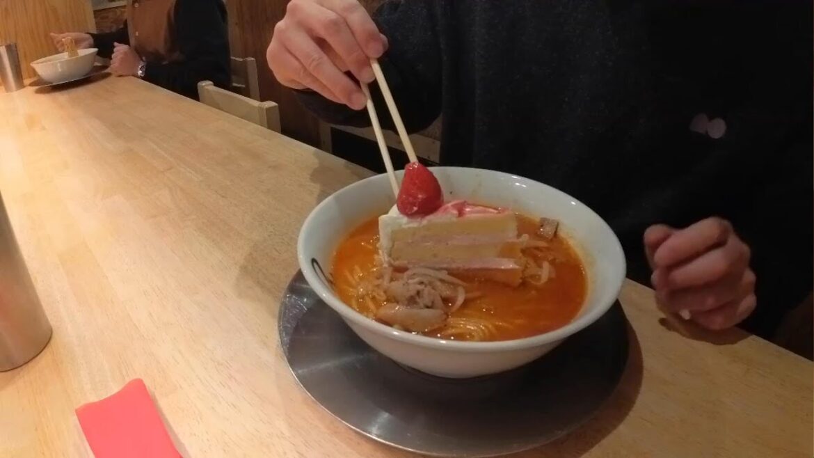 Ramen topped with strawberry shortcake! [Osaka gourmet tour]苺のショートケーキがのったラーメン！【大阪グルメツアー】