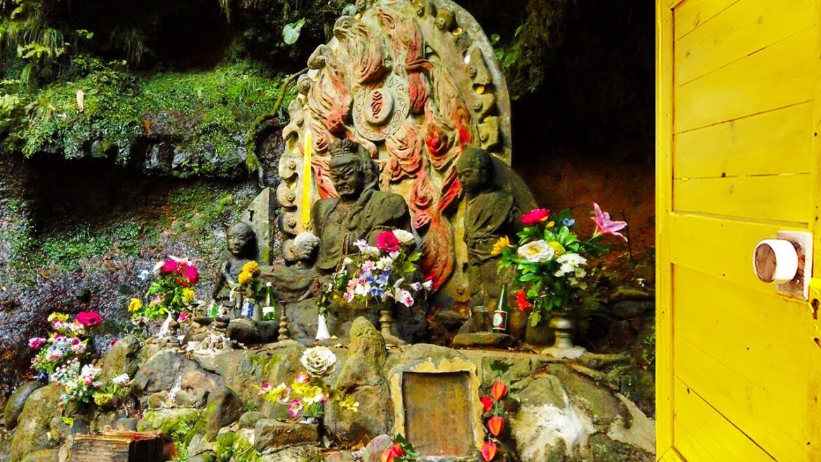 【4K Stroll】A Very Mysterious Place of Worship Hidden Deep in the Forest / Kumamoto - Japan