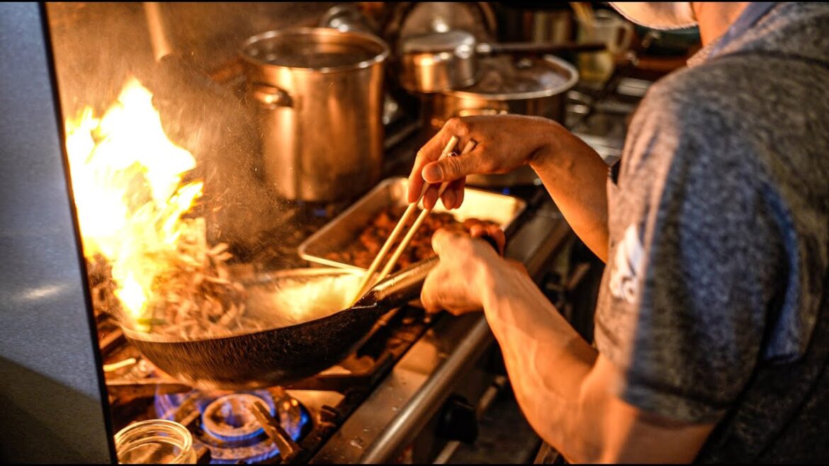 開店前から大行列でお昼過ぎには即完売の人気店!沖縄そばの名店で修行された店主のワンオペ調理!常連さんと観光客が訪れる話題の沖縄そばEIBUN!沖縄グルメ okinawa noodle in Japan 開店前から大行列でお昼過ぎには即完売の人気店!沖縄そばの名店で修行された店主のワンオペ調理!常連さんと観光客が訪れる話題の沖縄そばEIBUN!沖縄グルメ okinawa noodle in Japan