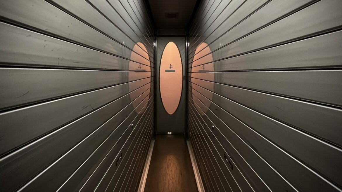 まるで宇宙船、空港特急のスーパーシートに乗ってみた / 特急ラピート