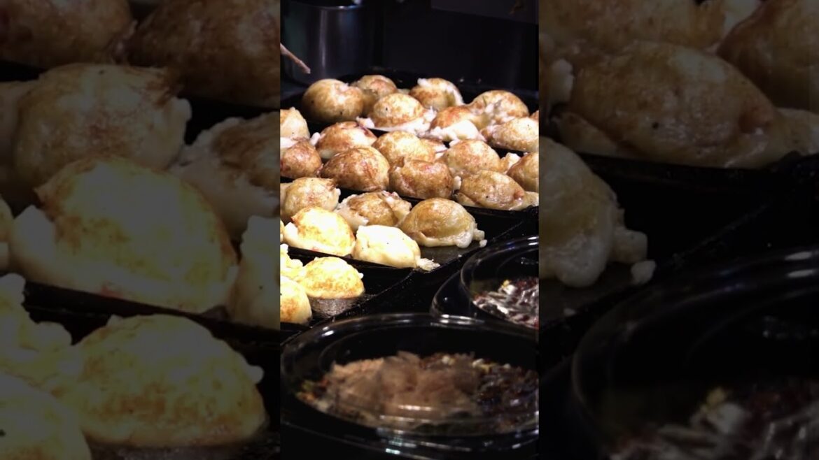 일본 오사카  인기 있는 길거리 음식 다코야키.  Takoyaki street food in Osaka, Japan  #shorts
