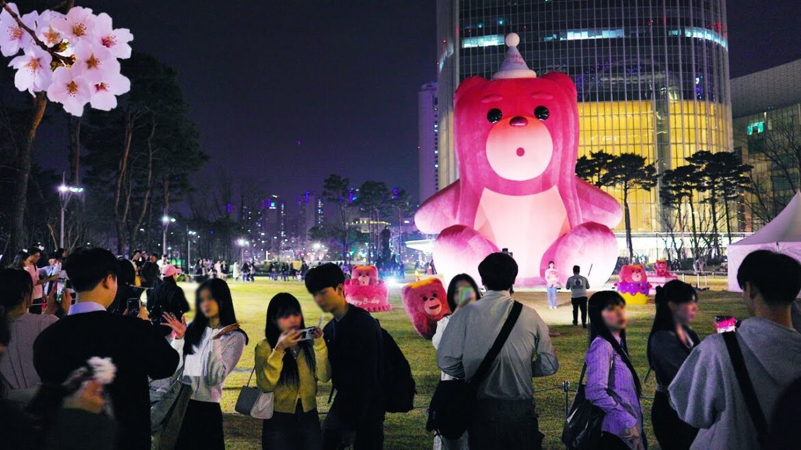 석촌호수 벚꽃축제 2023 🌸 아름다운 야경 속 초대형 벨리 곰 인형과 인증샷 찍기,매일 축제 같은 매혹적인 호수 야경,🌸4월 5일~ 4월 9일, 서울 송파구 여행, 서울트래블워커 석촌호수 벚꽃축제 2023 🌸 아름다운 야경 속 초대형 벨리 곰 인형과 인증샷 찍기,매일 축제 같은 매혹적인 호수 야경,🌸4월 5일~ 4월 9일, 서울 송파구 여행, 서울트래블워커