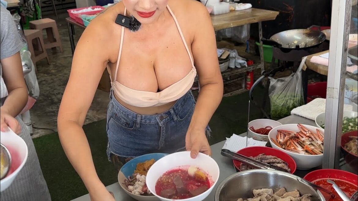 She is So Beautiful And Friendly – The Most Delicious Noodle Restaurant in Chanthaburi She is So Beautiful And Friendly - The Most Delicious Noodle Restaurant in Chanthaburi