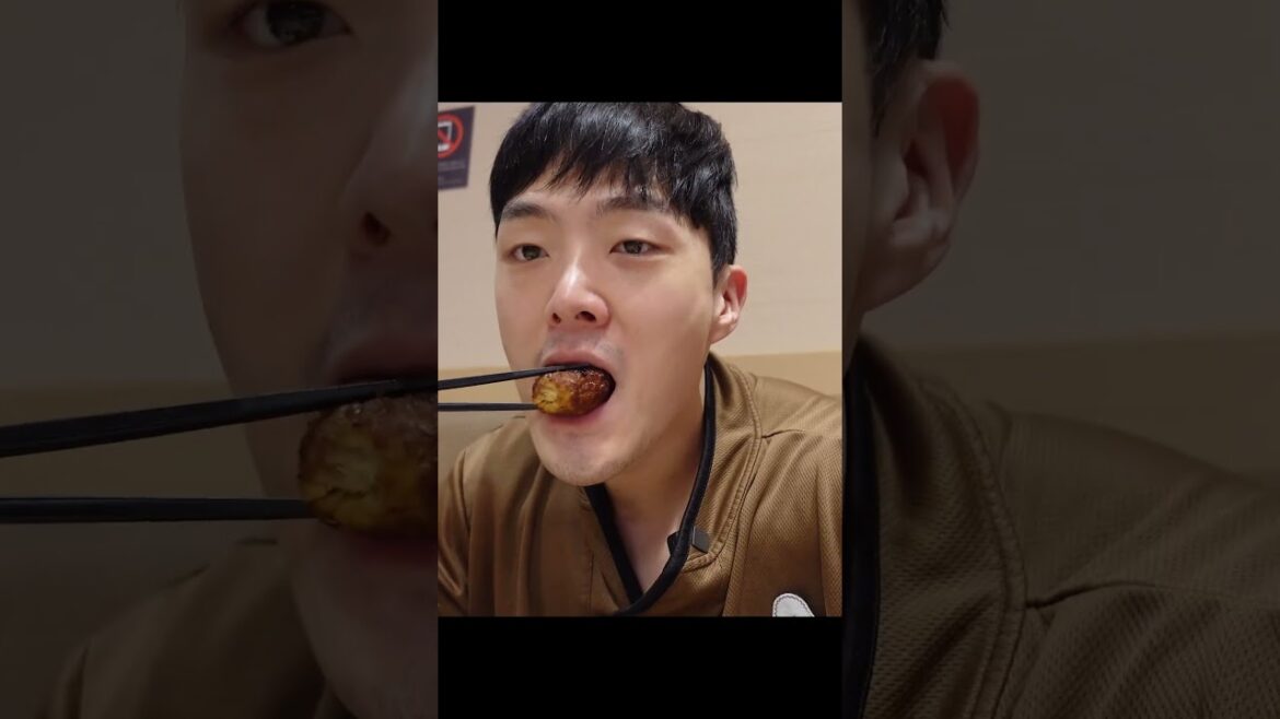 Tokyo Capsule Hotel's $14 Breakfast Buffet 🤯