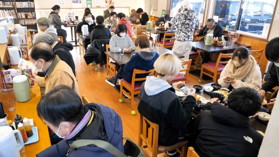 福岡）空港職員サラリーマン働く人々を支えるガツ盛り大衆食堂めし丨Japanese Street Food