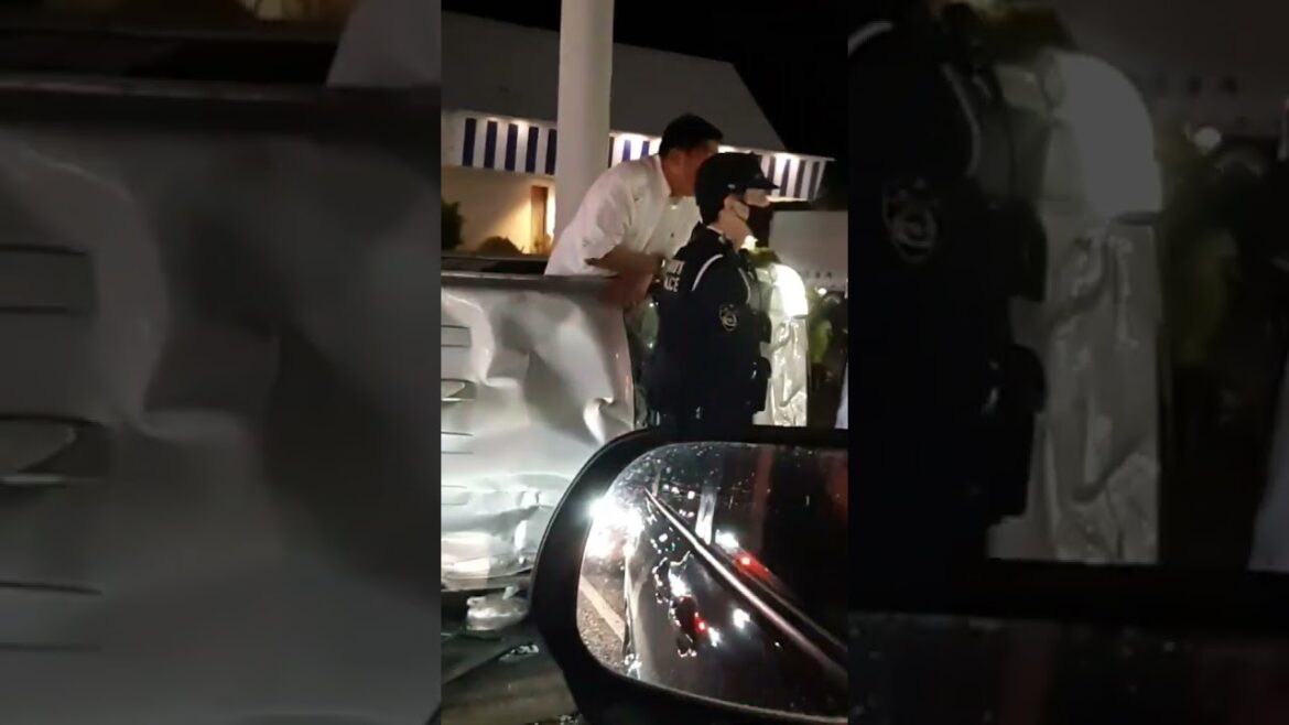 沼津市学園通りジョナサン前にて外国人兄弟の横転事故①2023/03/30 pm19:15頃