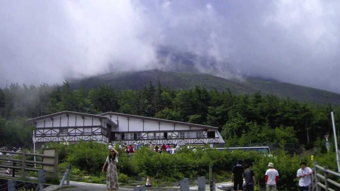 Surprise Proposal on Top of Mt Fuji, (富士山頂御来光サプライズプロポーズ!)